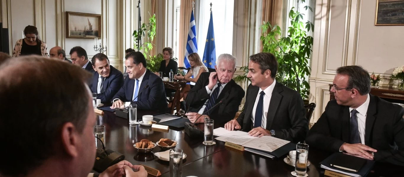 Υπουργικό συμβούλιο: Παρά το... ξενύχτι ο Κ.Μητσοτάκης κατάφερε να δώσει συγχαρητήρια σε Μ.Χρυσοχοΐδη και Χ.Σταϊκούρα